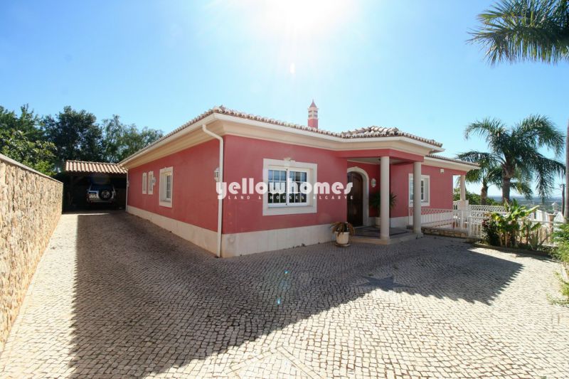 Charmosa moradia térrea com piscina e vista panorâmica em Boliqueime